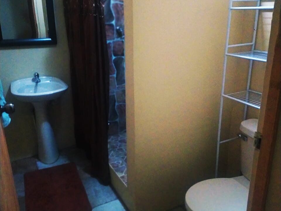 415B82C2-E222-5094-EA46-DFABD71C7254_Main-House-Bathroom